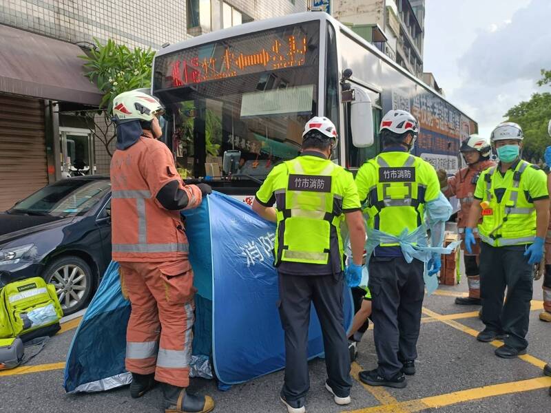 張姓機車騎士不明原因摔倒後飛拋捲入公車底部，當場死亡。（記者洪美秀翻攝）