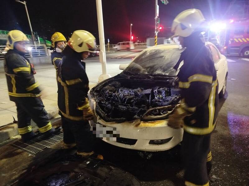 慘況曝光！高雄市區轎車冒火光 不到10分鐘車頭變黑炭