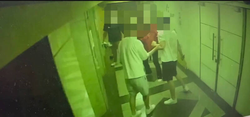 雙方在走廊爭執，林男掏刀。（記者鄭景議翻攝）