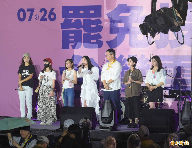 王小棣也衝凱道！女力代表登台喊「為愛罷免」：台灣人沒在怕戰鬥