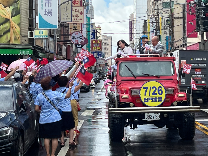 陪萬美玲掃街衝不同意罷免票 韓國瑜遇雨喊：我的頭防雨