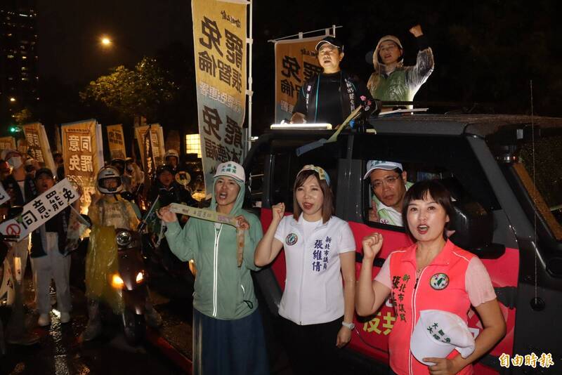 力挺雙和罷團! 民進黨新北黨部主委蘇巧慧、議員冒雨車掃