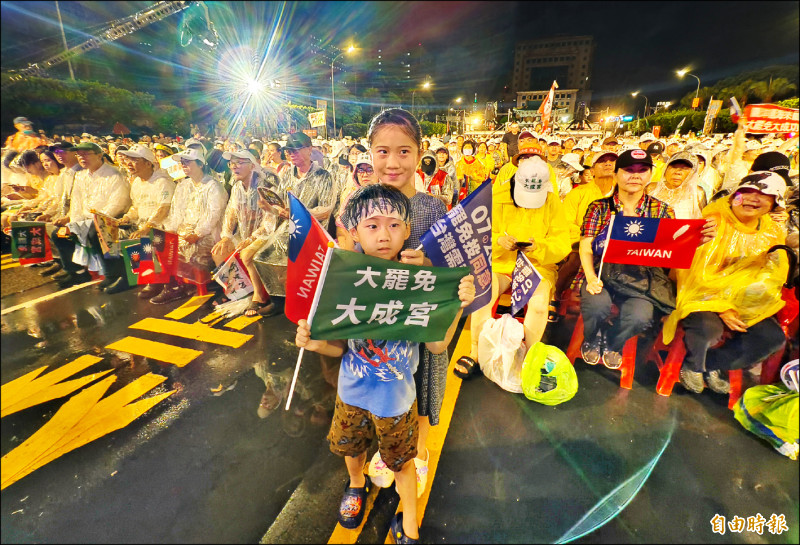大罷免首波投票明天登場，反共護台志工聯盟昨在凱道舉辦「迎向成功」晚會，現場與會者高舉自製標語，表達支持罷免的立場。（記者王藝菘攝）