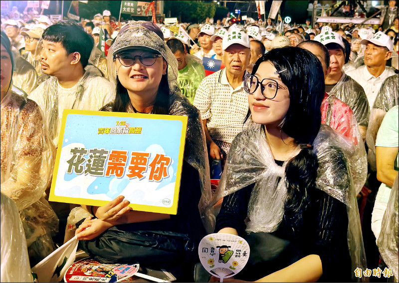 大罷免首波投票明天登場，反共護台志工聯盟昨在凱道舉辦「迎向成功」晚會，現場與會者高舉自製標語，表達支持罷免的立場。（記者王藝菘攝）