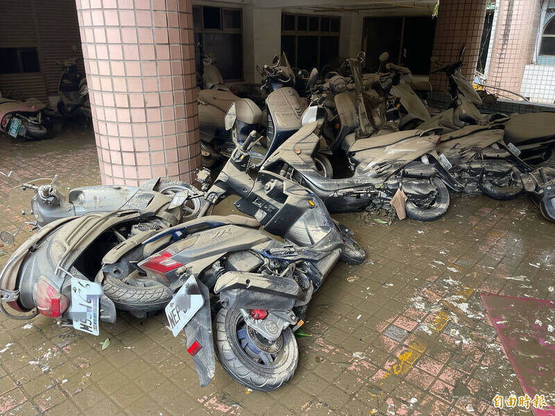 颱風來襲！住戶晚半小時少做一件事 全社區只有他的車泡水