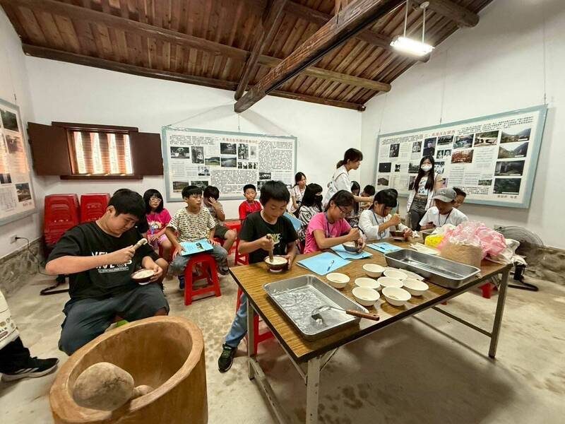 竹縣吳濁流小旅行 家扶童探索文學和地方文化