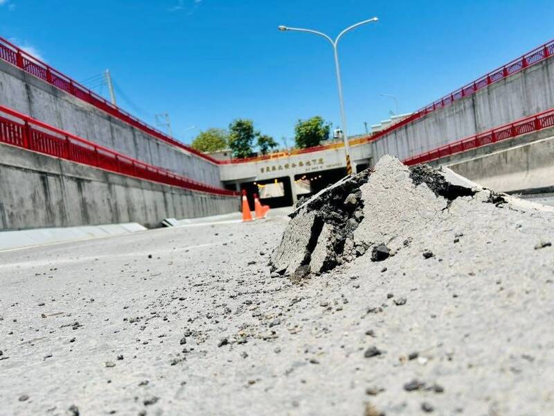 苗栗頭份北橫公路地下道隆起如小丘 車主撞損輪胎輪圈怒喊國賠