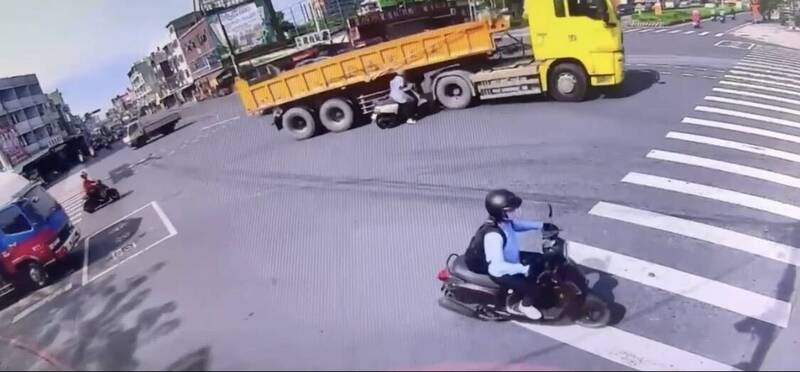 機車被捲入曳引車輪底 女騎士摔落路面逃死劫