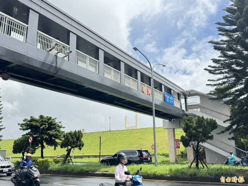 三重環河陸橋新設電梯、無障礙坡道 友善動線再升級