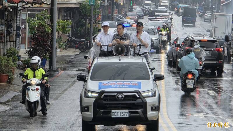陪牛煦庭雨中車隊掃街 朱立倫：台灣的民主與經濟不能淋雨