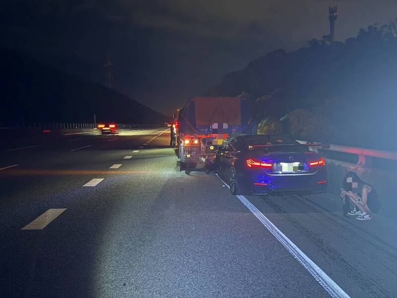 「瑪莎拉蒂」男酒駕載妹撞聯結車車頭變形慘死 車LOGO假的