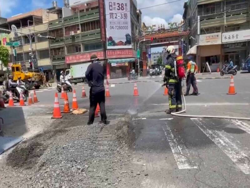 驚！醫院前馬路施工挖破管線瓦斯噴洩，消防員灑水防氣爆