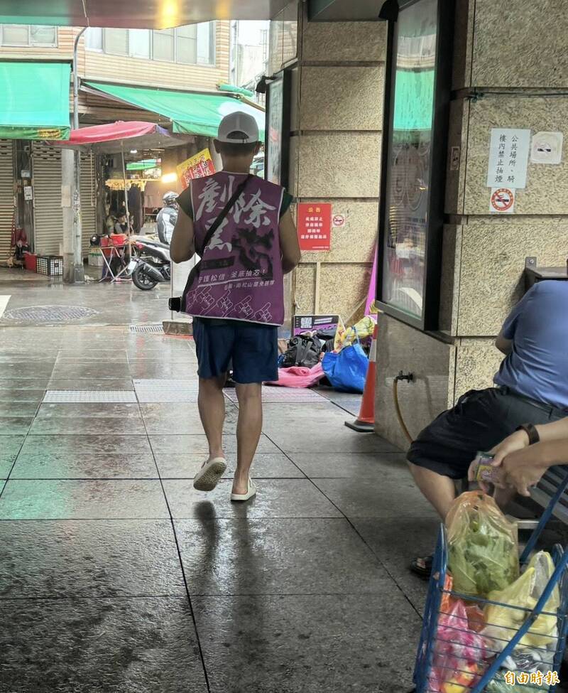 站路口挨轟擋道 「剷除黑芯」志工：辱罵、比中指都是小case