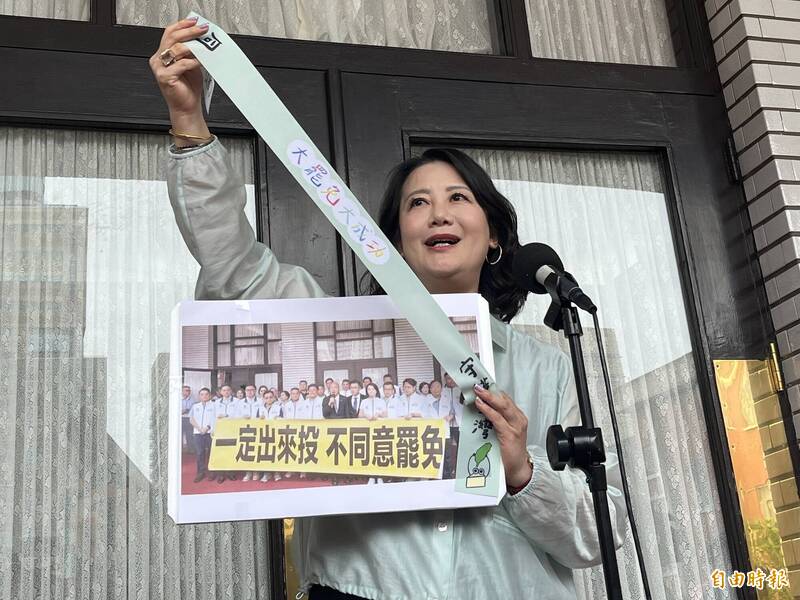 韓國瑜領銜藍委立院反罷免  吳思瑤酸：在拍畢業照？
