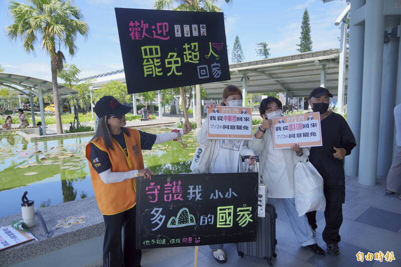 台東最後決戰！ 罷團車站迎返鄉投票者  黃建賓市區車掃