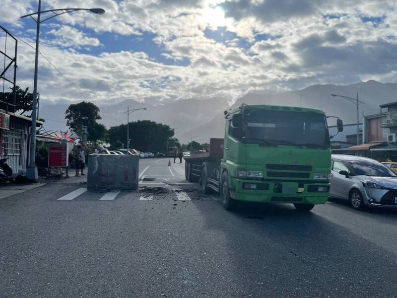 又來！花蓮曳引車紅燈急煞大理石滾下車 後方騎士「還好沒跟太近」
