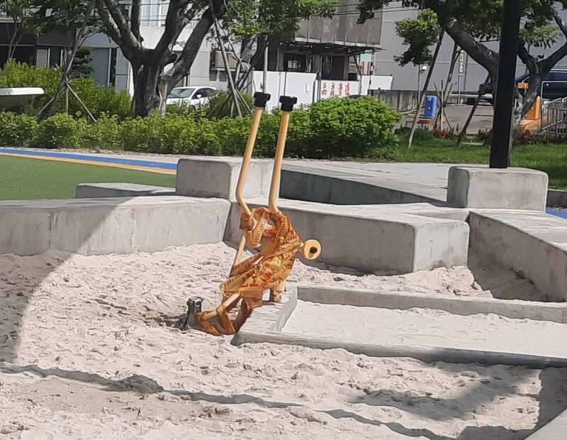 暴力玩法！彰化市延平公園「挖土機」 不堪頑童狂操解體