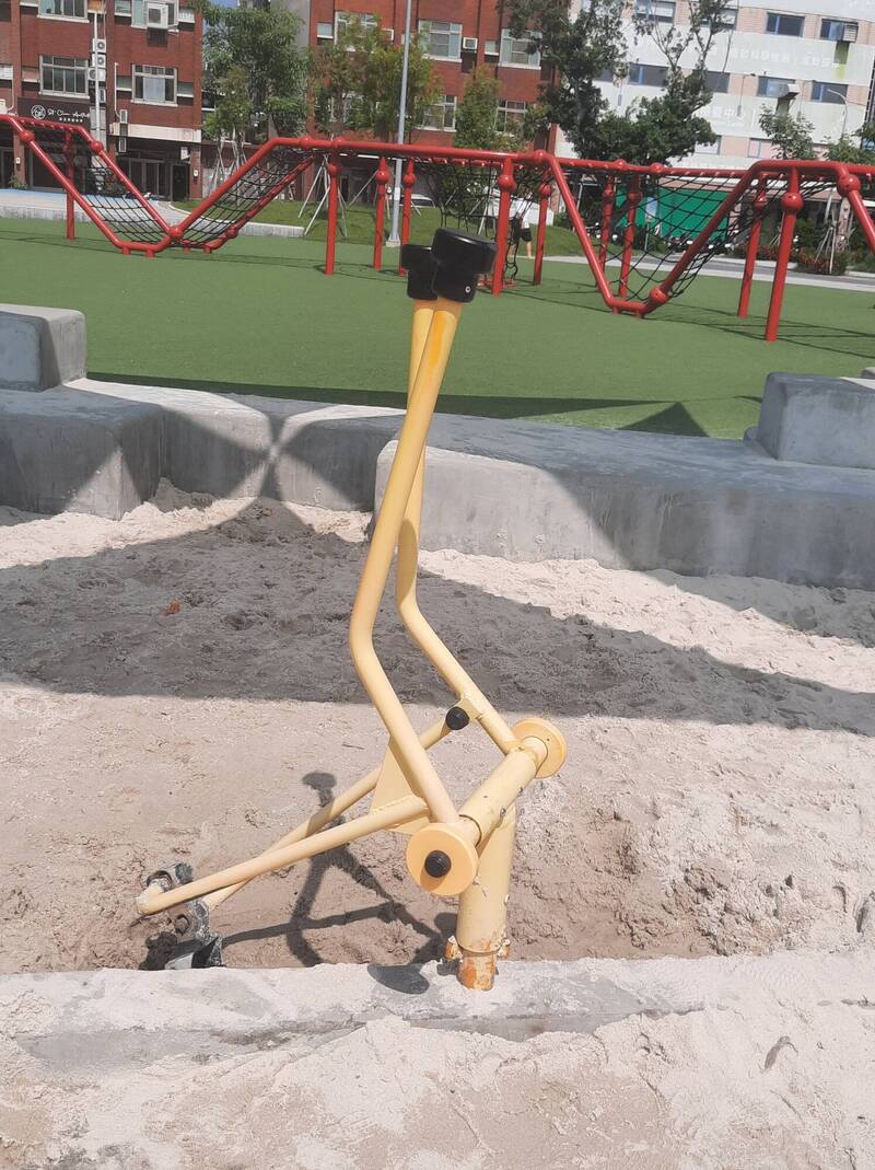 彰市延平公園「挖土機」只剩1台堪用，但也修了好幾次。（圖由公所提供）