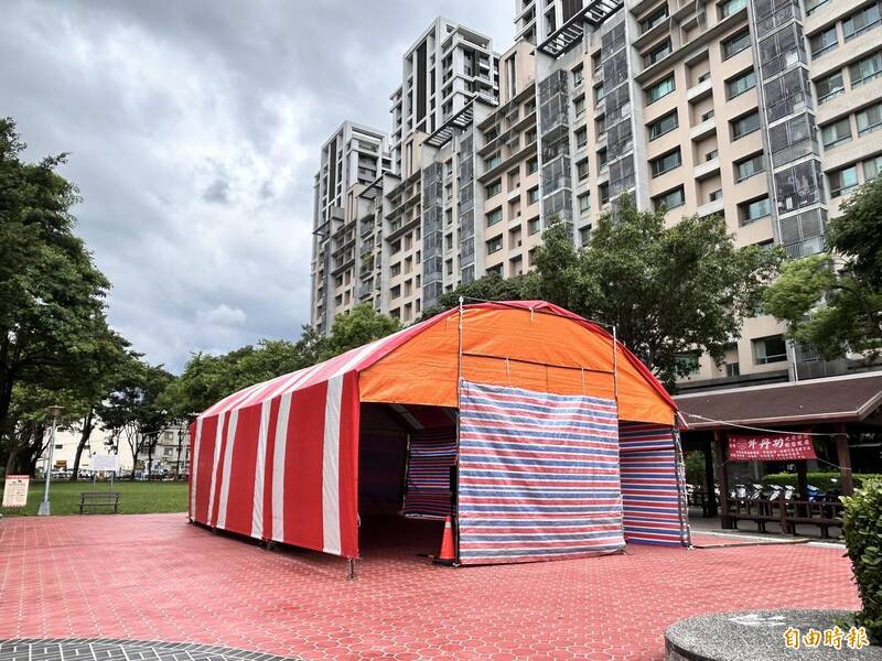 台中太扯了！帆布棚充當投開票所、難擋風雨沒空調  民轟如告別式場地