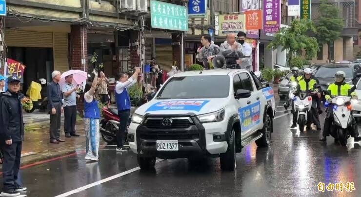 雨中陪「小牛」車隊掃街 韓國瑜：希望桃園鄉親愛護牛煦庭