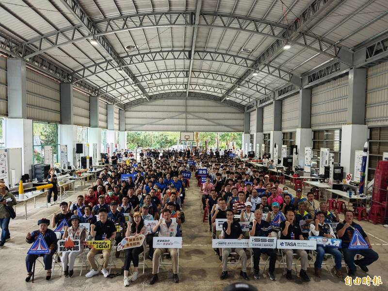 首屆台灣盃火箭競賽旭海開幕 「火箭阿伯」看到高中生打磨組件超感動