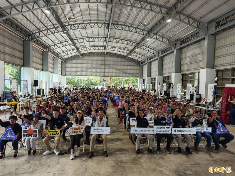 首屆「台灣盃火箭競賽」今天登場，共有約200名學子組隊在旭海競賽。（記者陳彥廷攝）