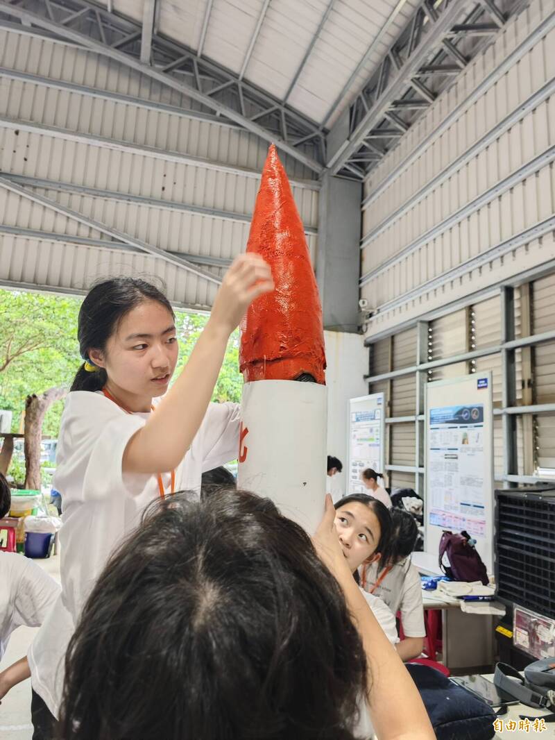 高中組的競賽火箭。（記者陳彥廷攝）