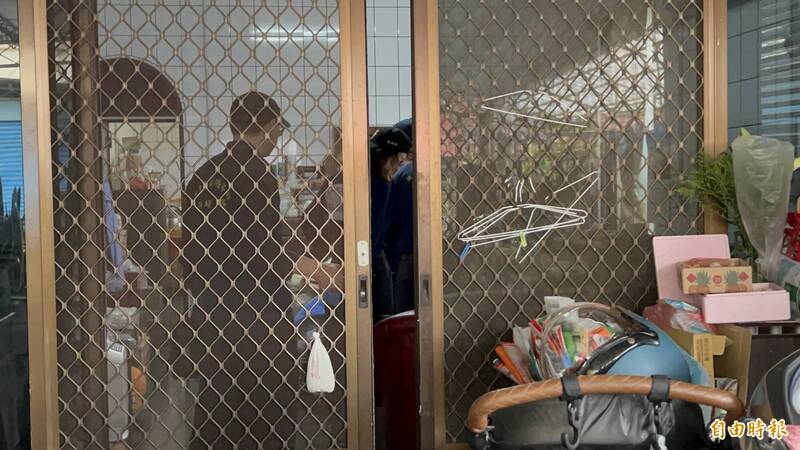 屏東市公館地區驚傳夫涉嫌持刀刺死妻子後自戕人倫悲劇，警方現場勘驗蒐證。（記者羅欣貞攝）