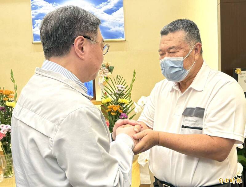 台電員工李元瀚殉職》卓榮泰赴靈堂慰問家屬 李父含悲道謝