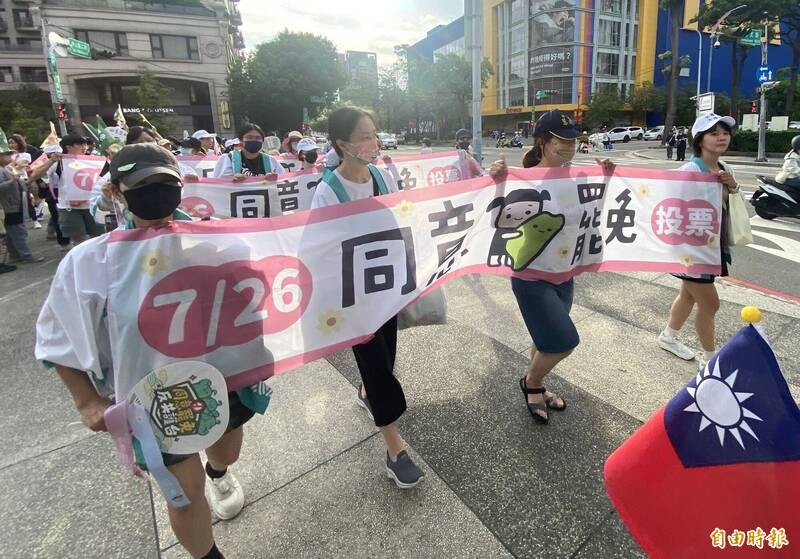 中4罷團喊衝10萬張同意票「廢翔」「慧成宮」總部直播開票迎接成功