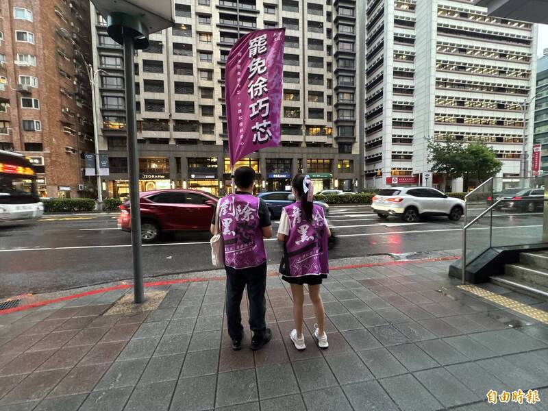 宣傳「剷除黑芯」 流下男兒淚  父帶女兒上街頭公民課