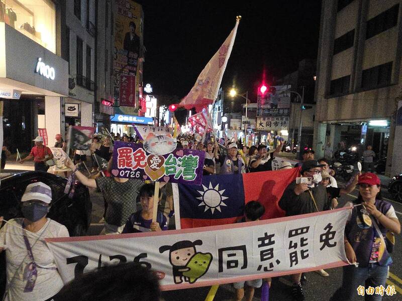 罷免傅崐萁公民大遊行人潮看不到盡頭。（記者花孟璟攝）