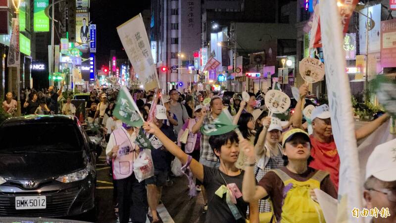 罷免傅崐萁公民大遊行人潮看不到盡頭，年輕人老人小孩全部出籠。（記者花孟璟攝）