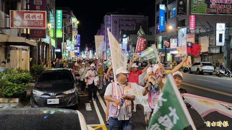 罷免傅崐萁公民大遊行人潮長到看不到盡頭，估計達到三千人。（記者花孟璟攝）