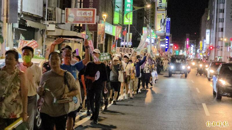 罷免傅崐萁公民大遊行人潮看不到盡頭。（記者花孟璟攝）