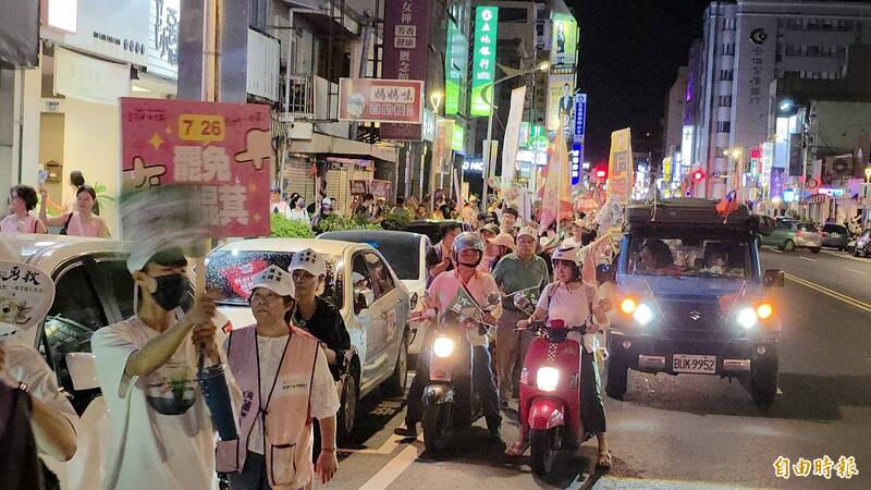 罷免傅崐萁公民大遊行人潮看不到盡頭。（記者花孟璟攝）