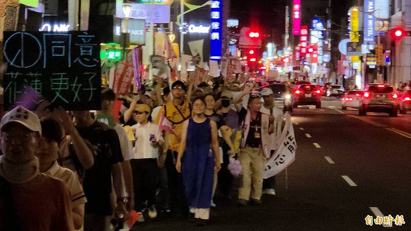 罷免傅崐萁公民大遊行人潮看不到盡頭。（記者花孟璟攝）