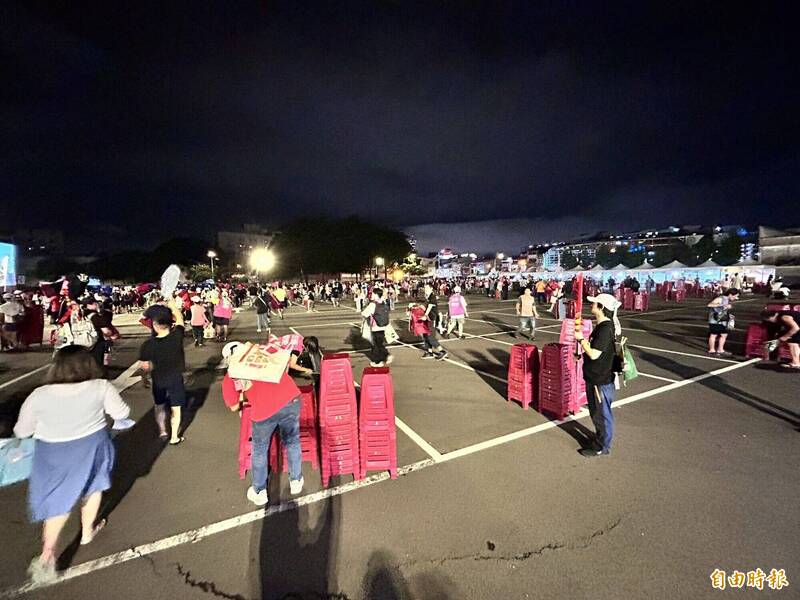 8罷團聚中市為民主守夜 高唱島嶼天光、結束幫疊椅子