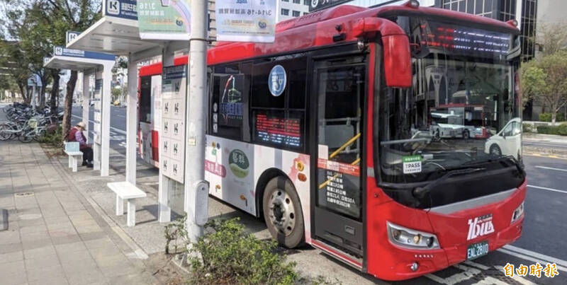 高雄公車亭升級 下半年擬增設200智慧站牌