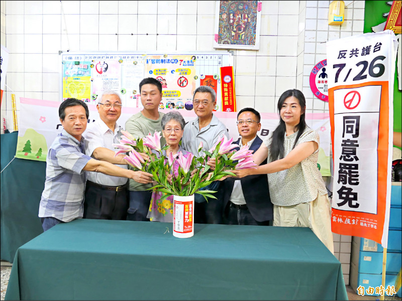 《百工百業挺罷免》 8旬退休師為下一代站出來