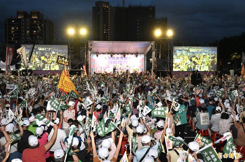 中部罷團齊聚台中為民主守夜。(記者廖耀東攝)
