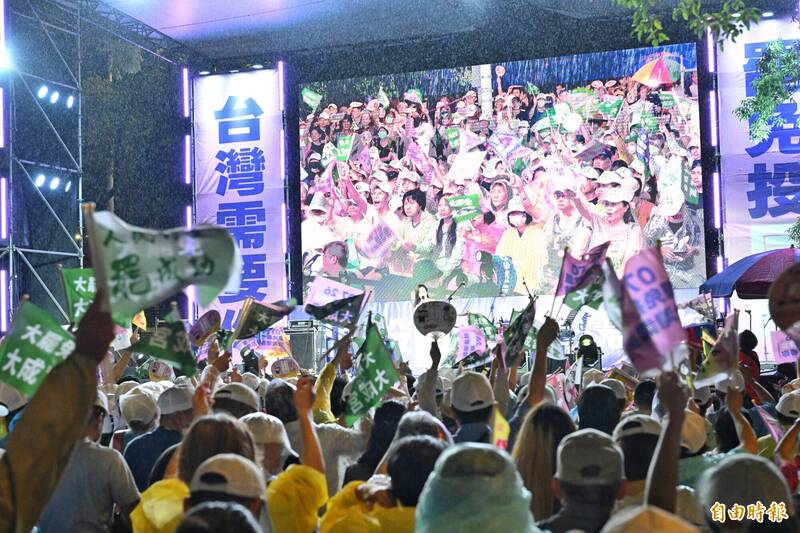 反共護台志工聯盟在濟南路舉辦「為民主守夜 公民集氣晚會」。（記者陳逸寬攝）
