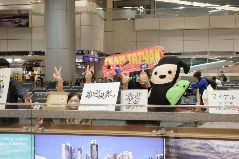 空服員飛12.5小時返台投票 夜半見接機志工感動喊：大罷免大成功