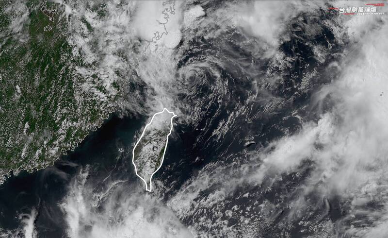 台灣北部海面的原「范斯高」颱風低層環流中心與深對流雲團明顯分開,出現俗稱「裸奔」的狀況。(圖擷自「台灣颱風論壇|天氣特急」臉書) 台灣北部海面的原「范斯高」颱風低層環流中心與深對流雲團明顯分開,出現俗稱「裸奔」的狀況。(圖擷自「台灣颱風論壇|天氣特急」臉書)