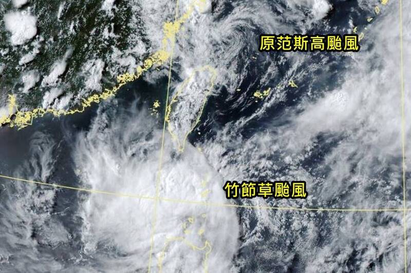 台灣南北遭到熱帶系統夾擊。(圖擷自中央氣象署) 台灣南北遭到熱帶系統夾擊。(圖擷自中央氣象署)