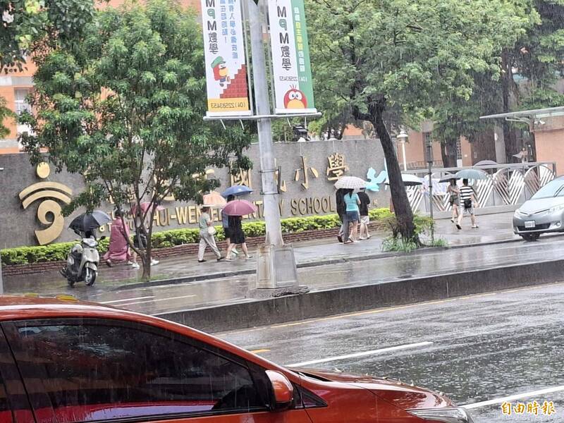 中市降大雨 一早民眾湧進投開票所投票