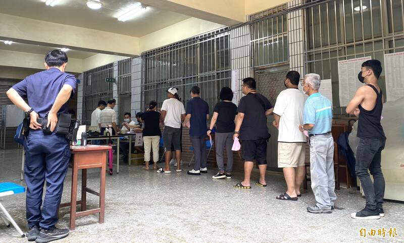 「鈴鈴」手機響起來 台中選民投票秒噴3萬、還被帶回警局