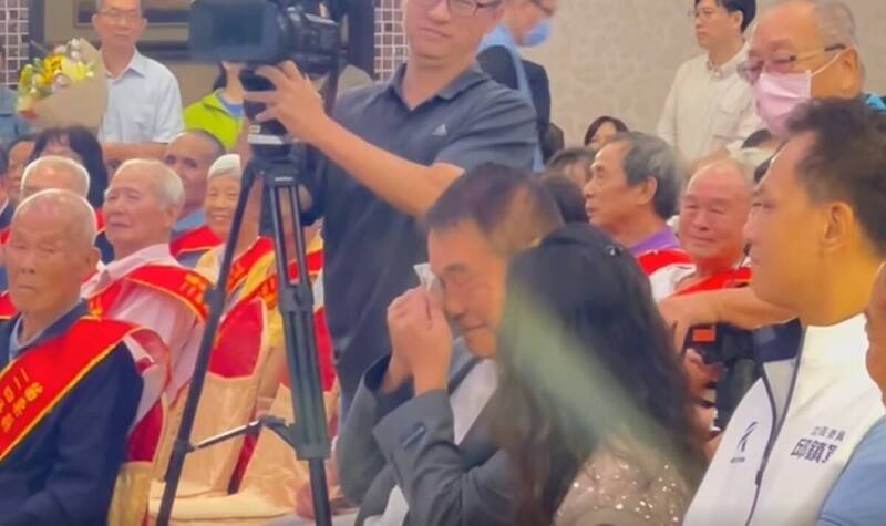 收到女兒的父親節祝賀影片 鍾東錦哭了