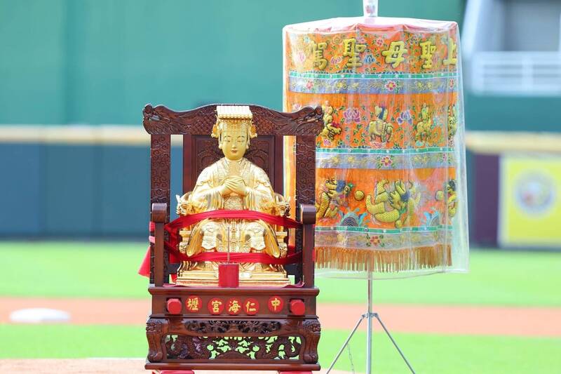 媽祖進場開球！中壢仁海宮攜手樂天桃猿 傳遞信仰與公益