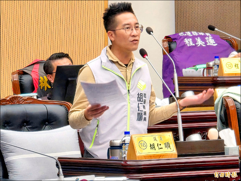 日前以證人身分到花蓮縣調站的花蓮縣議員胡仁順說,他最擅長收妖、把鬼送去給閻羅王,「上一次是送明良臻」。(記者花孟璟攝) 日前以證人身分到花蓮縣調站的花蓮縣議員胡仁順說,他最擅長收妖、把鬼送去給閻羅王,「上一次是送明良臻」。(記者花孟璟攝)